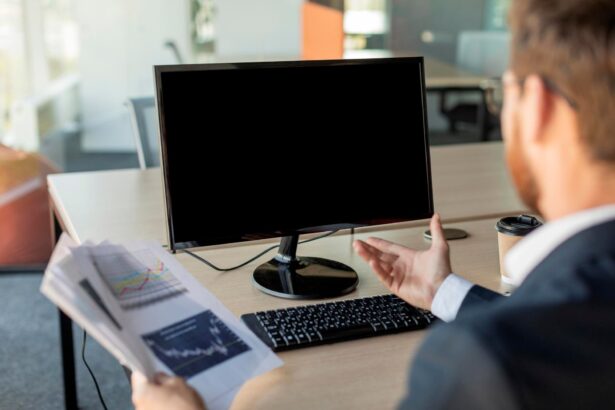 Biznesmen prowadzący rozmowę wideo rozmawiający z kamerą internetową komputera i gestykulujący omawia dokumenty finansowe na spotkaniu online