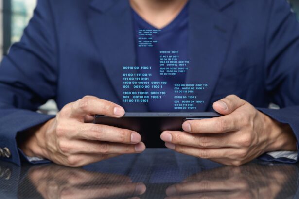 Osoba trzymająca smartfon z wyświetlonymi wizualizacjami danych kodowych